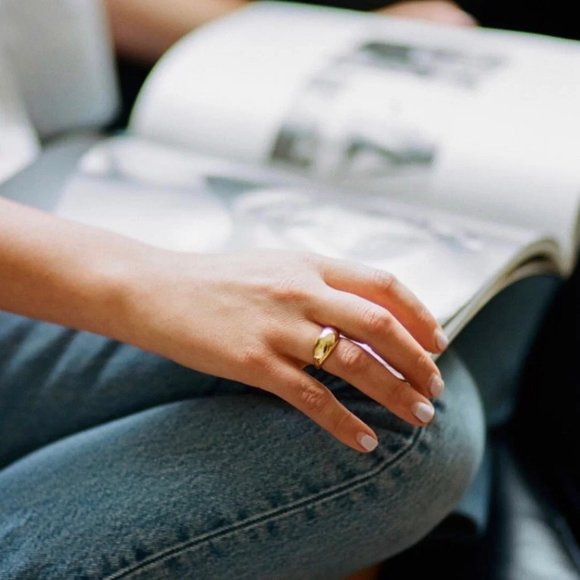 Elegant Gold Band Ring - Picture 6 of 8